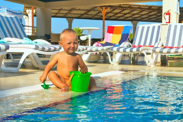 Kind spelen zwembad in het hotel — Stockfoto