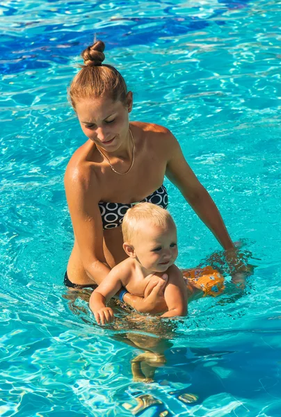 Νεαρή μητέρα διδάσκει γιό να κολυμπήσετε — Φωτογραφία Αρχείου