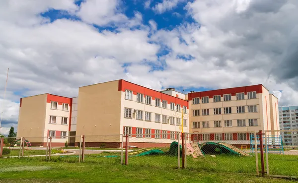 Costruzione della moderna scuola russa — Foto Stock