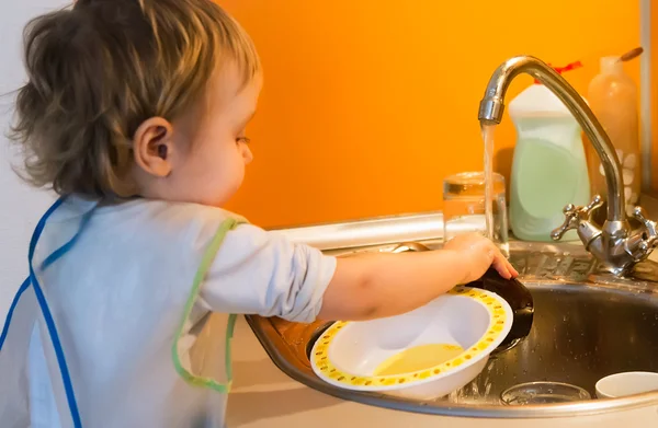 Bambino lavare piatto — Foto Stock