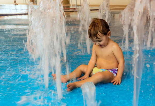 Μικρό αγόρι στην πισίνα — Φωτογραφία Αρχείου