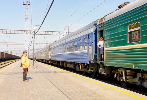 Zug fährt vom Bahnsteig ab. Abschied nehmen — Stockfoto