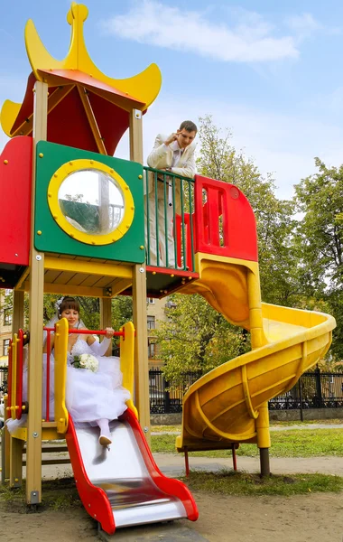 Paar van nieuw getrouwde paar grappen op Speeltuin — Stockfoto
