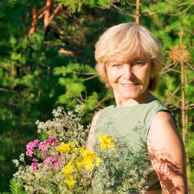 kadın yaz ahşap yürüyüş