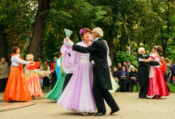 Oudere kruidenpasta in bal pakken dansen op stadsplein — Stockfoto