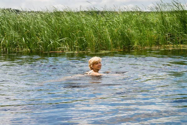 Frau treibt im Fluss — Stockfoto