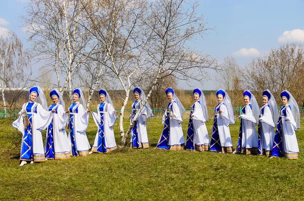 Filles russes en robes de soleil ronde danse de bouleaux — Photo