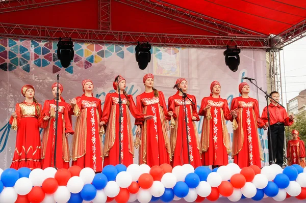 Prestanda av barnens nationella chorus på gatan scen i staden — Stockfoto