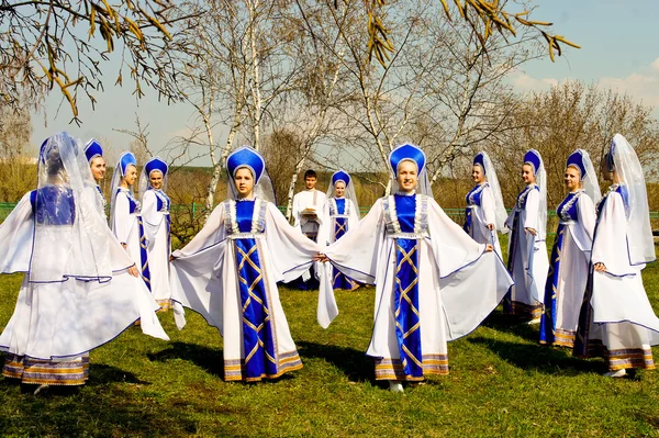 Russian girls in sundresses round dance of birches — Stock Photo, Image