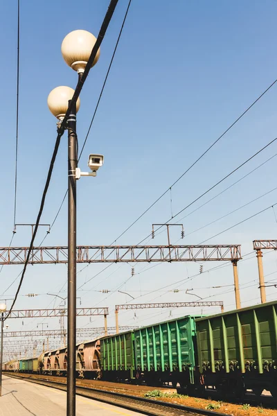 Cámara de videoobservación y linternas sobre ferrocarril — Foto de Stock