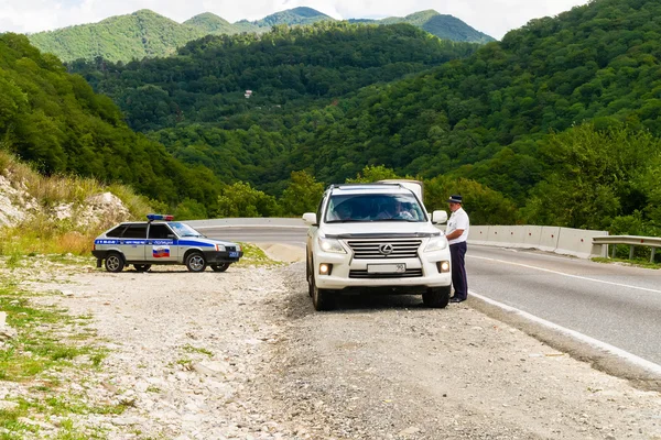 Verkeerspolitie werken aan bergweg — Stockfoto