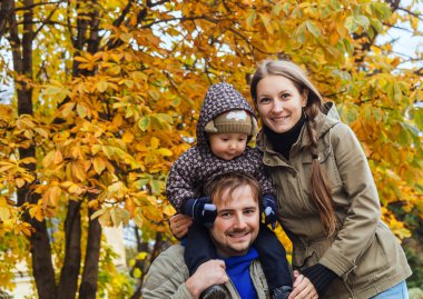 Sonbahar parkında bir aile