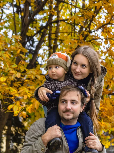 Familj i höst park utseende — Stockfoto