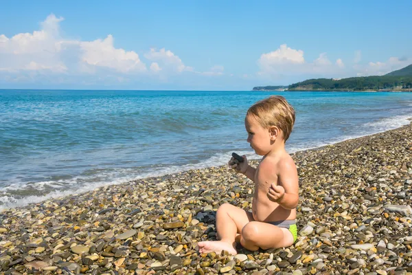 Menino em lótus posar na praia — Fotografia de Stock