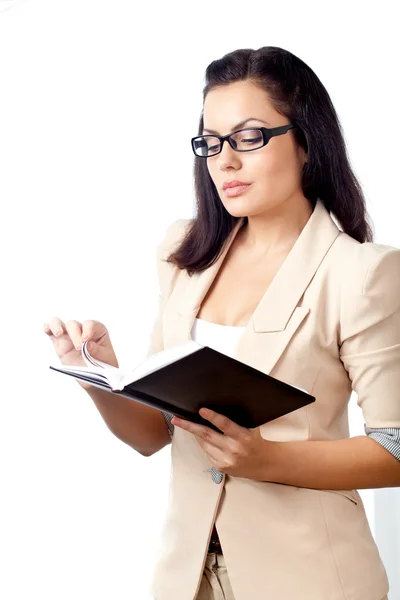 Empresaria leyendo cuaderno — Foto de Stock