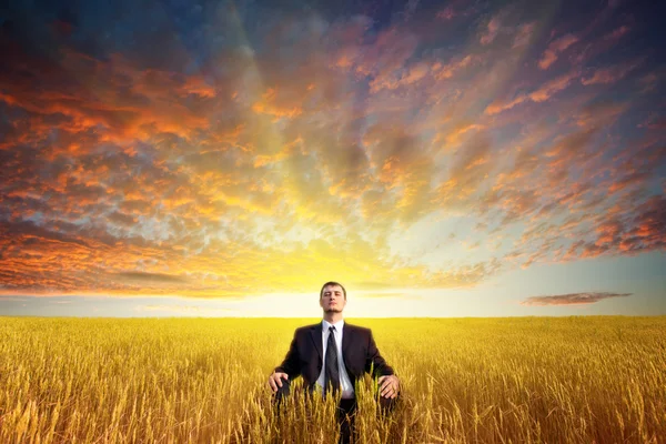 Mann sitzt auf Feld — Stockfoto