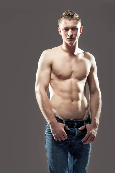 Macho shirtless muž s svalnaté tělo — Stock fotografie