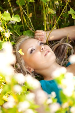 bir alan üzerinde mavi elbise giyen güzel bir kadın