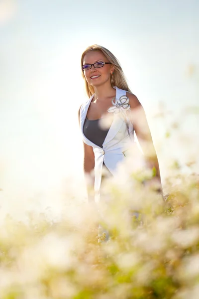 Businesswoman standing on a field — Stock Photo, Image