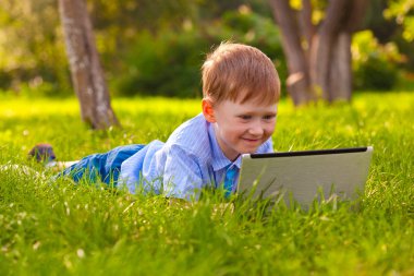 Çocuk Park laptop ile çim döşeme