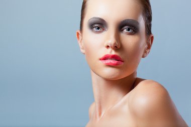 kadının yüzü closeup dikey, dumanlı gözler