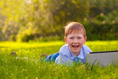 gülen çocuk Park laptop ile çim döşeme