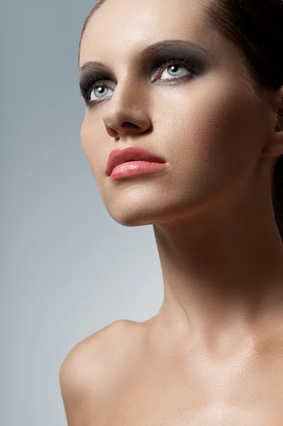Mulher rosto closeup retrato com olhos fumegantes — Fotografia de Stock