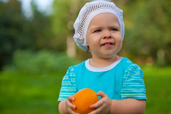 Linda niña en el parque con manzana —  Fotos de Stock