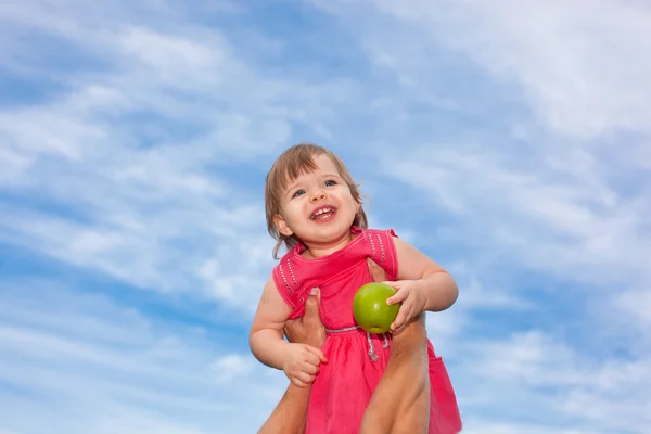 Little baby girl over blue skies — Stock Photo, Image