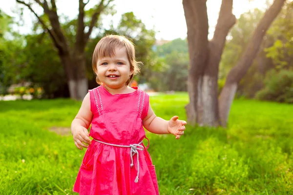 Parkta yürüyen küçük kız — Stok fotoğraf