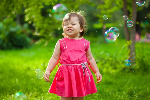 Jolie fille au parc avec des bulles — Photo