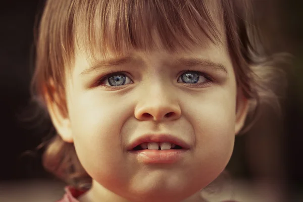 Лицо маленькой девочки крупным планом — стоковое фото