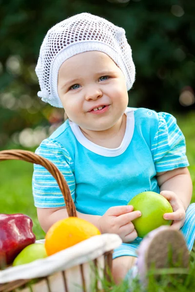 Schattige baby meisje vergadering ion het gras Stockfoto