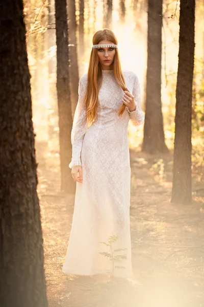 Woman walking at forest — Stock Photo, Image