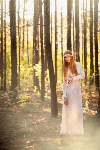 Kvinne som går i skogen – stockfoto
