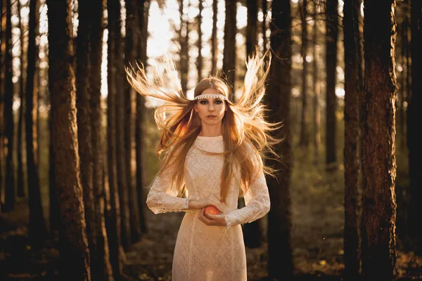 Mulher com cabelos flerte segurando maçã — Fotografia de Stock