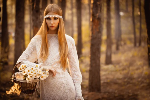 Frau läuft durch Wald — Stockfoto