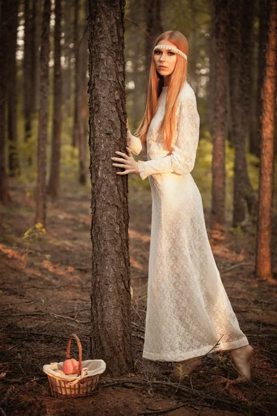 Femme debout sur le sol dans la forêt — Photo