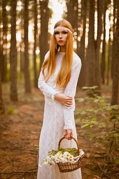Vakker kvinne som står i skogen – stockfoto