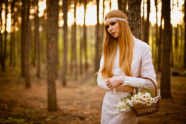 Mulher bonita de pé na floresta Imagens De Bancos De Imagens Sem Royalties