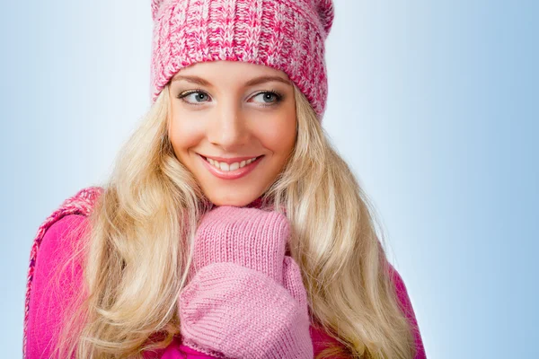 Frau in Strickkleidung — Stockfoto