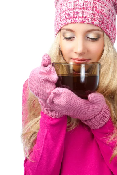 Vrouw bedrijf kopje drank — Stockfoto