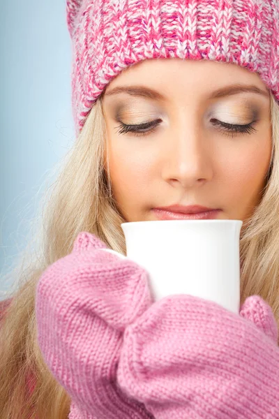 Vrouw bedrijf kopje drank — Stockfoto