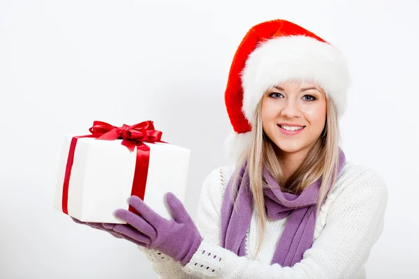 Vrouw dragen van handschoenen houdt geschenk Stockfoto