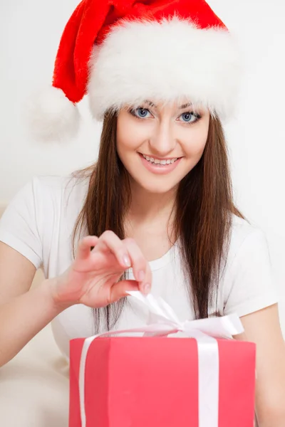 Bruna donna indossa cappello di Babbo Natale — Foto Stock
