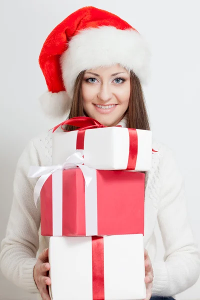 Bruna donna indossa cappello di Babbo Natale — Foto Stock