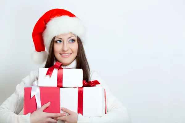 Morena mulher usando chapéu de santa — Fotografia de Stock