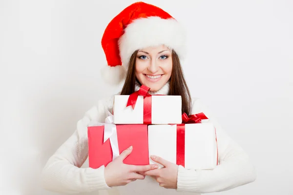 Brunette vrouw dragen KERSTMUTS Stockfoto