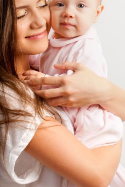 genç anne kız bebek onun elele