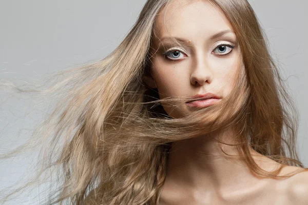 Retrato de rosto de mulher com cabelo voador — Fotografia de Stock